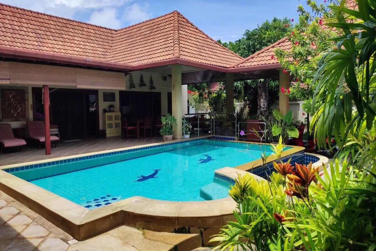 Resale Villa near Naiharn Beach – 5 Bedrooms on Large Plot - Ready to Move In