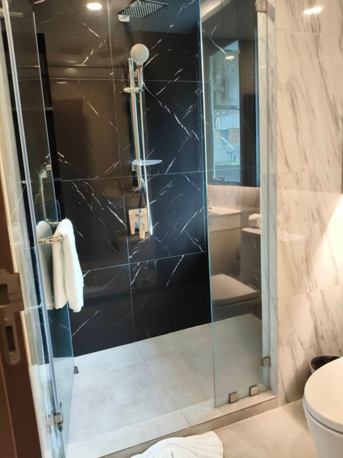 Interior view of Foreign Freehold 2-Bedroom Sea View Condo for Sale in Panora Mida Grande Surin