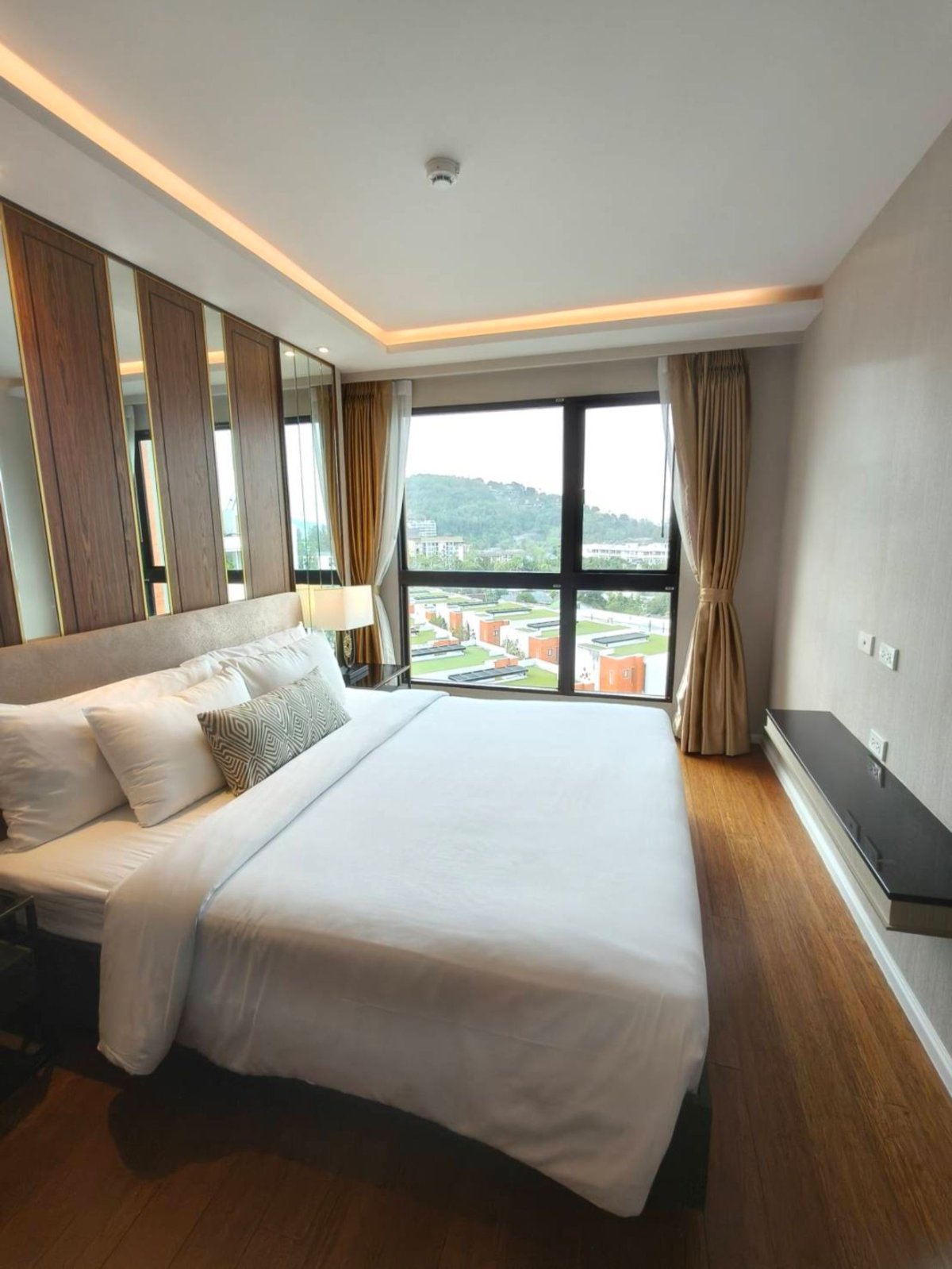 Interior view of Foreign Freehold 2-Bedroom Sea View Condo for Sale in Panora Mida Grande Surin