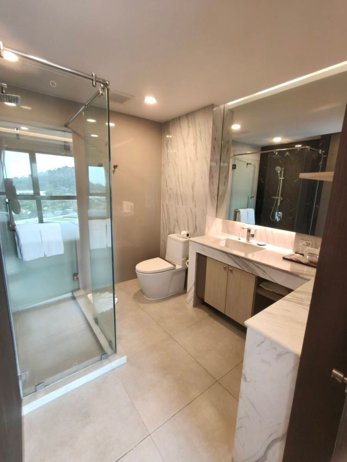Interior view of Foreign Freehold 2-Bedroom Sea View Condo for Sale in Panora Mida Grande Surin