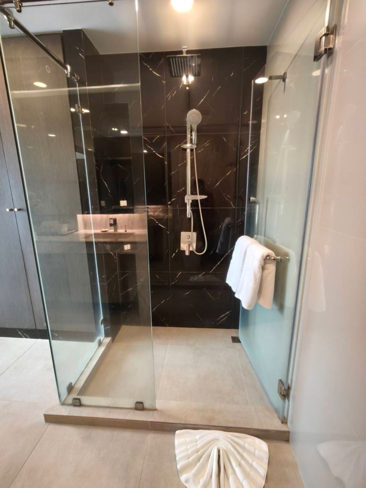 Interior view of Foreign Freehold 2-Bedroom Sea View Condo for Sale in Panora Mida Grande Surin