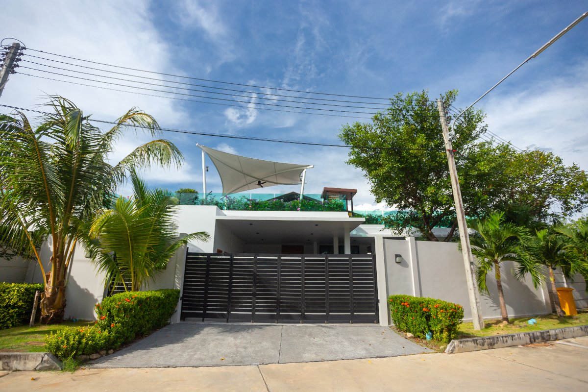 Interior view of Exclusive Luxury 4-Bedroom Baan Varij Pool Villa for Sale – Baan Bua, Nai Harn