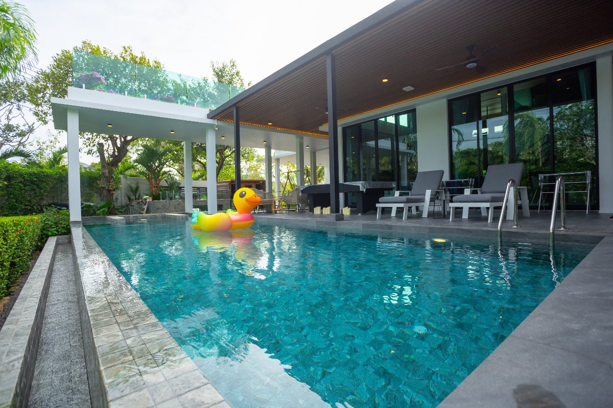 Interior view of Exclusive Luxury 4-Bedroom Baan Varij Pool Villa for Sale – Baan Bua, Nai Harn
