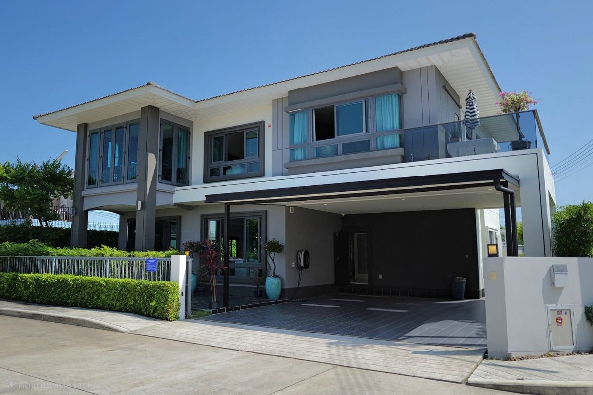 Interior view of Spacious 3-Bedroom Executive Modern House in Supalai Lake Ville, Ko Kaeo, Phuket