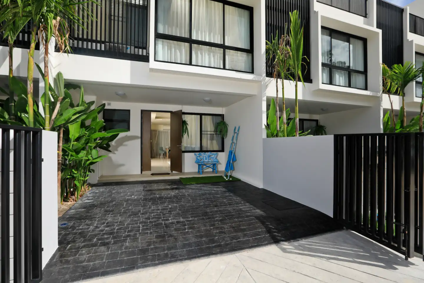 Nicely Furnished 3 Bedroom Townhouse In Laguna Park