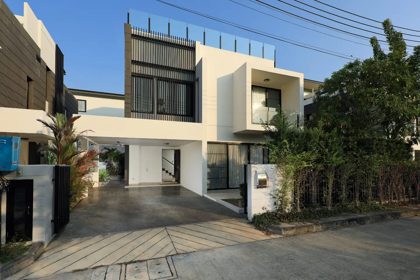 Recently Renovated Exclusive 5 Bedroom Villa In Laguna