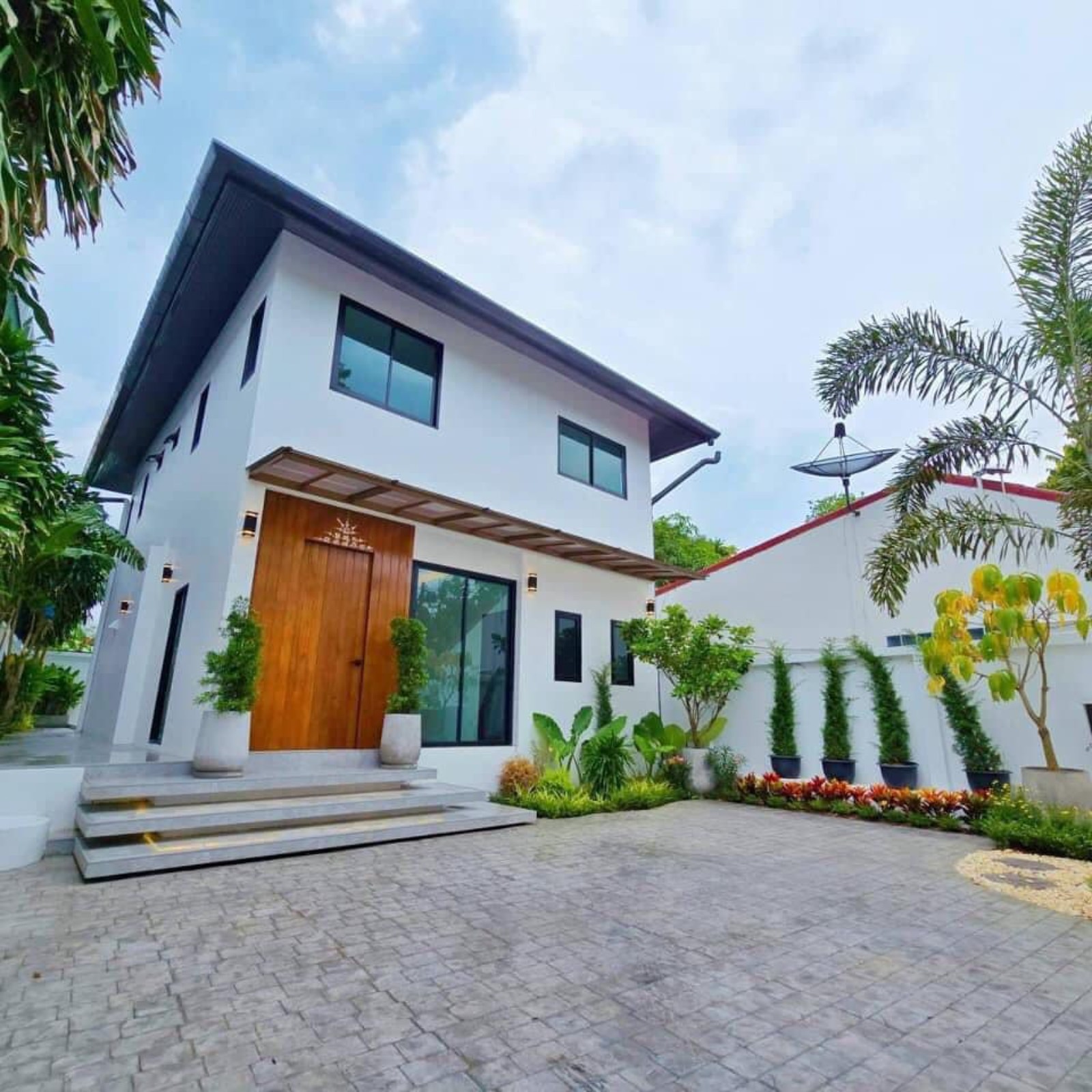 Exterior view of Fully Renovated Stand Alone Pool Villa for Sale in Sai Yuan, Naiharn
