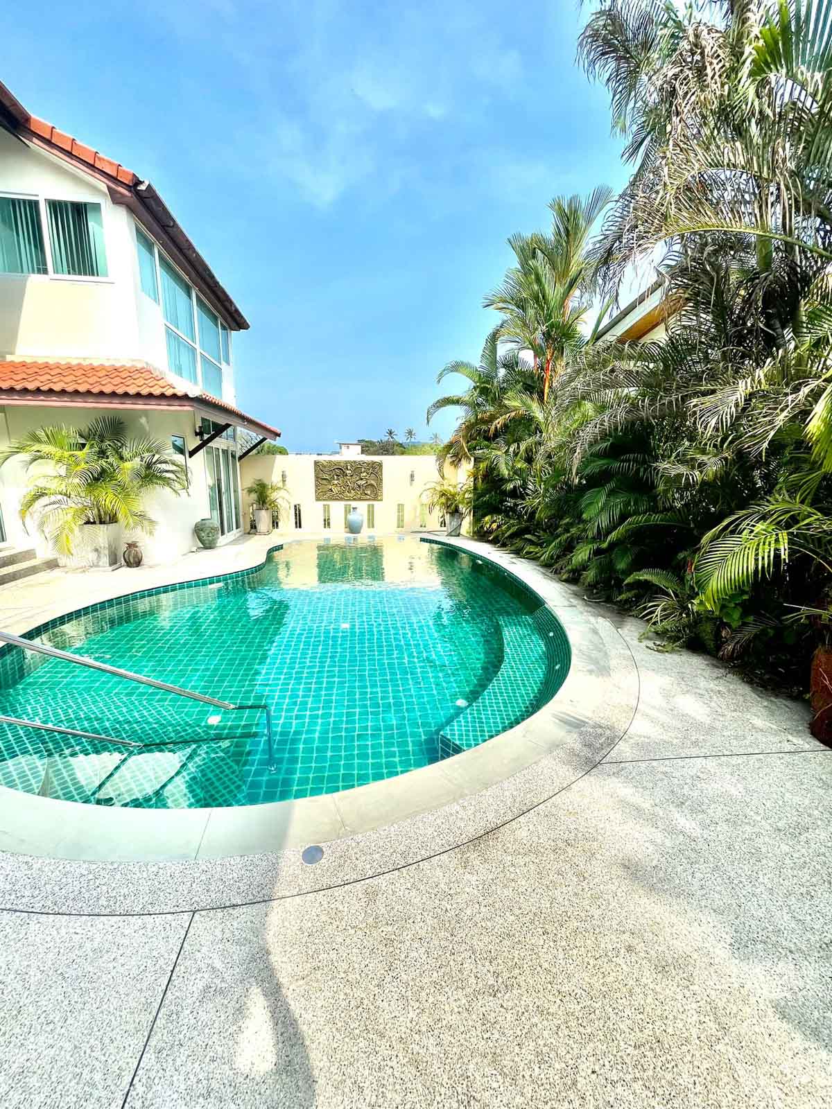 5-Bedroom Villa for Sale in Naiharn/Rawai - Close to 2 Stunning Beaches - Photo 4