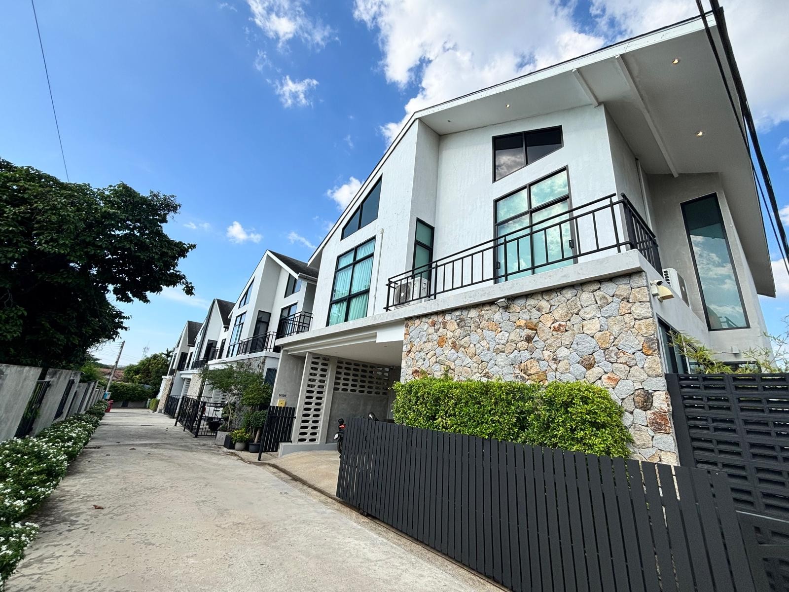 Interior view of 3 Bedroom Resale Pool Villa by a Private Owner in Pasak Soi 8