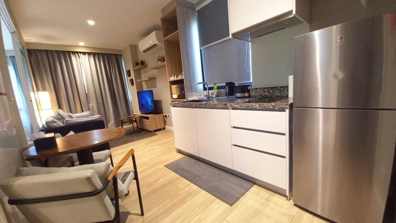 Interior view of One Bedroom Resale Condo Available at Diamond Condominium
