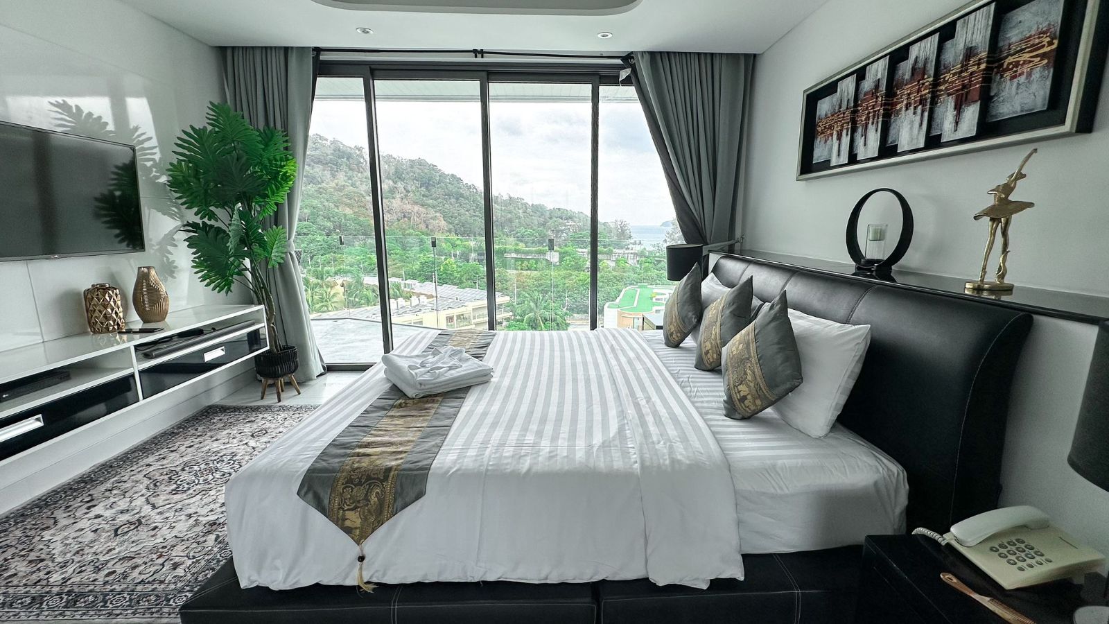 Interior view of 3 Bedroom Foreign Freehold Sea View Penthouse at Absolute Twin Sands, Patong