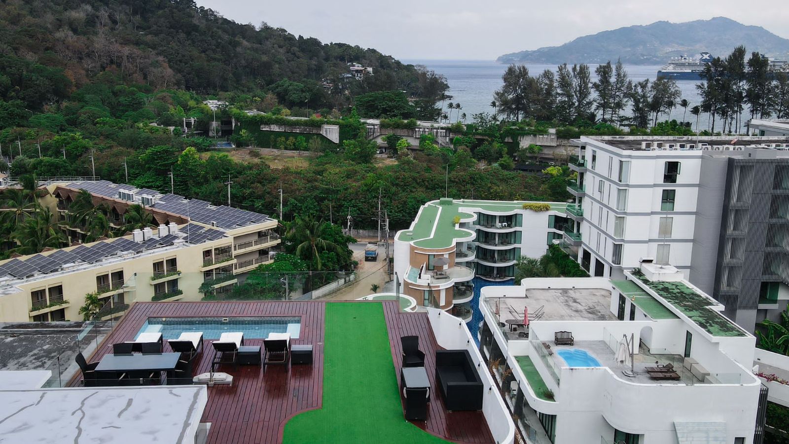 Interior view of 3 Bedroom Foreign Freehold Sea View Penthouse at Absolute Twin Sands, Patong