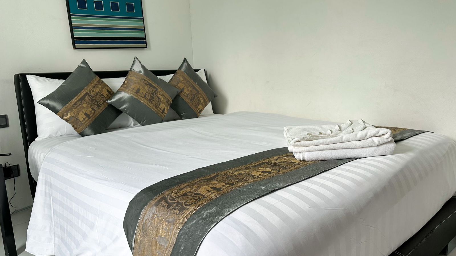 Interior view of 3 Bedroom Foreign Freehold Sea View Penthouse at Absolute Twin Sands, Patong