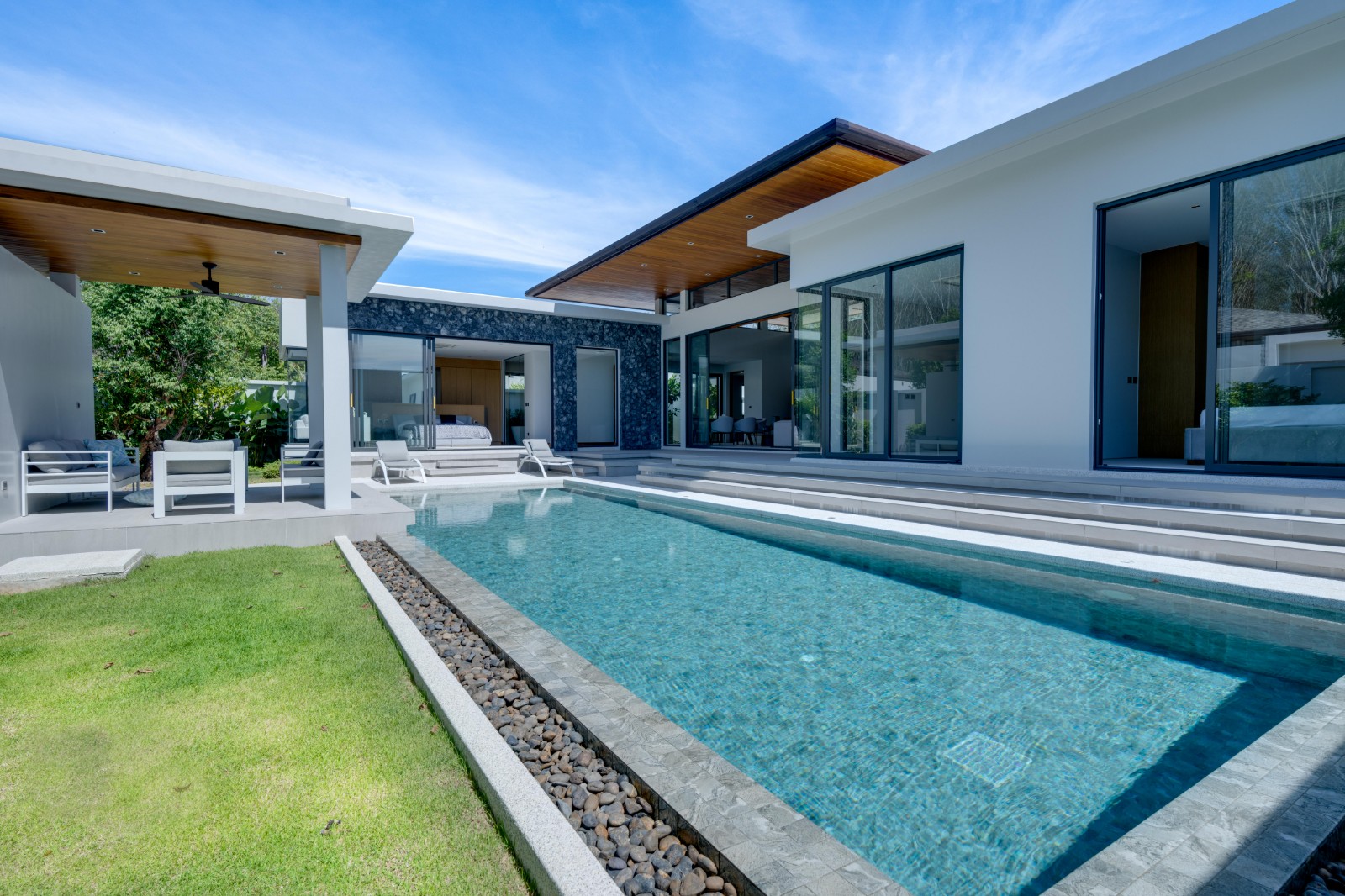 4 Bedroom Luxury, Ready to Move in Pool Villa for Sale in Botanica Modern Loft I